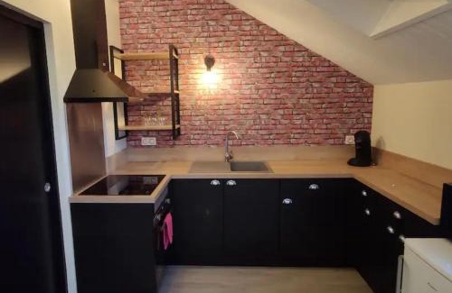 Arbois Apartment | Cozy Studio in Residence on Rue de Courcelles