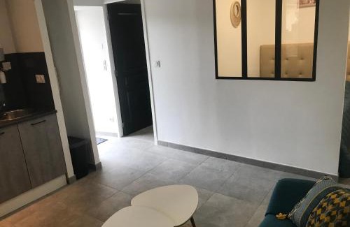 Figeac Apartment | Modern Studio Retreat with Child-Friendly Amenities