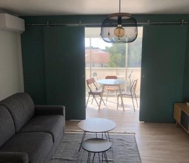 Martigues Apartment | Comfortable Studio in Carro - Côte Bleue, Rated 9/10