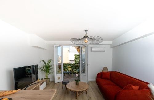 Juan-les-Pins Apartment | Beautiful Oceanfront T2 in Juan Les Pins, 300m to Beaches