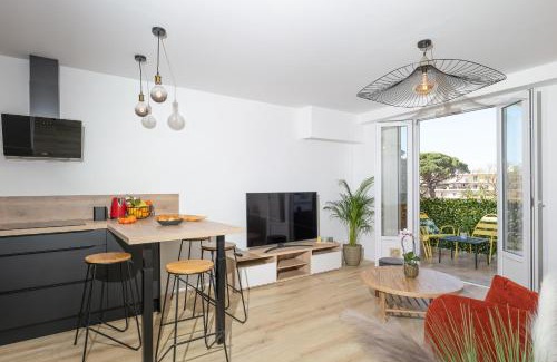 Juan-les-Pins Apartment | Beautiful Oceanfront T2 in Juan Les Pins, 300m to Beaches