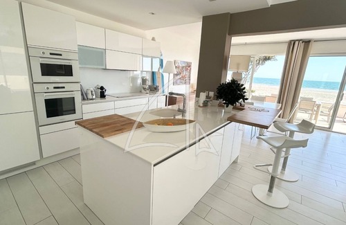 Palavas-les-Flots Apartment | Relax at T5 Beachfront Retreat with Parking and Terrace