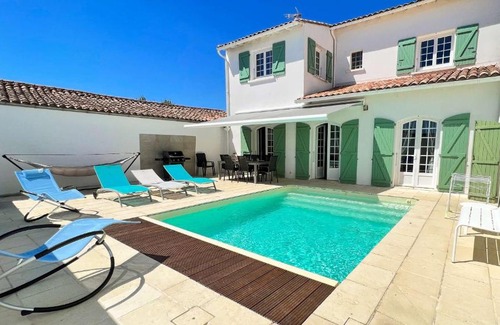 Loix Villa | Architectural Villa with Heated Pool & Perfect Guest Rating