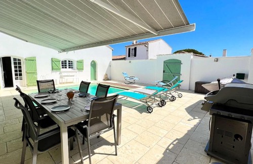 Loix Villa | Architectural Villa with Heated Pool & Perfect Guest Rating