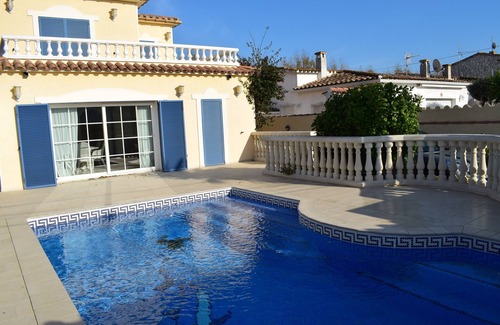 Empuriabrava Villa | Tranquil Villa with Private Pool and Spa Retreat