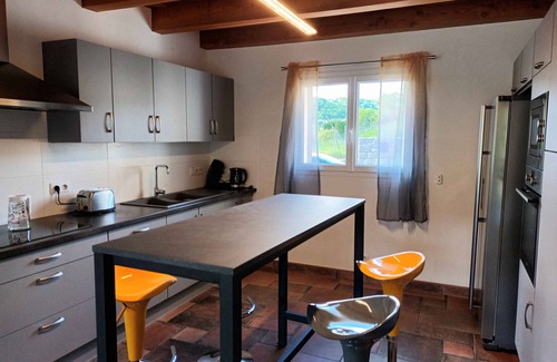 Vesseaux Villa | Beautiful New Villa Near Hiking and Shops - 10/10 Rated