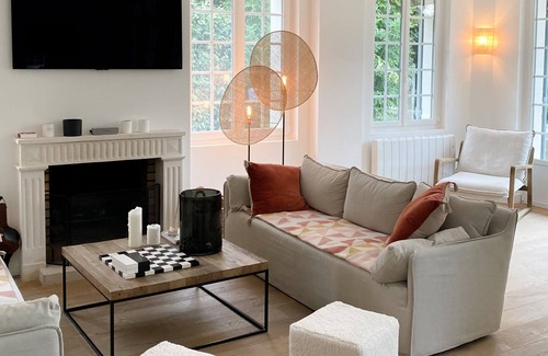 Touques House | Idyllic Villa with Garden, Family-Friendly & Steps to Beaches