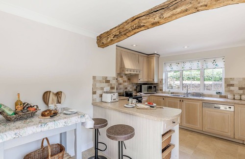 Louth Cottage | Comfort-Infused Hotel with Lake View and Child-Friendly Amenities