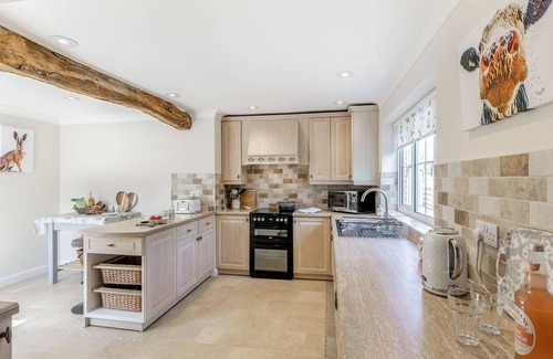 Louth Cottage | Comfort-Infused Hotel with Lake View and Child-Friendly Amenities
