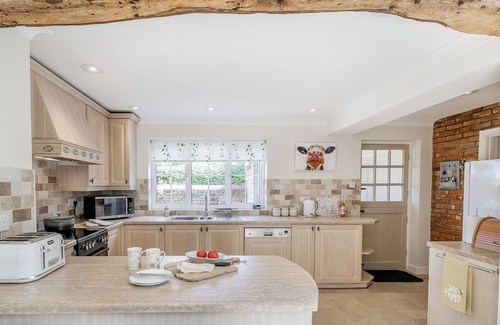 Louth Cottage | Comfort-Infused Hotel with Lake View and Child-Friendly Amenities