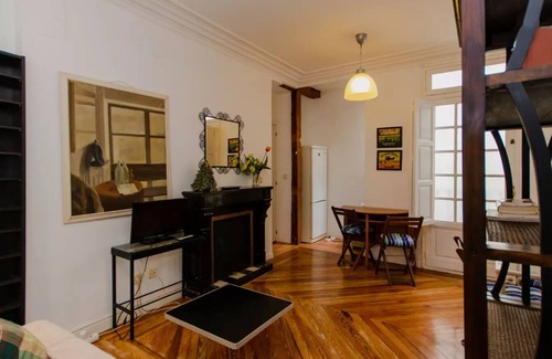 Trafalgar Apartment | Prime Location Apartment Near Bilbao Metro Station