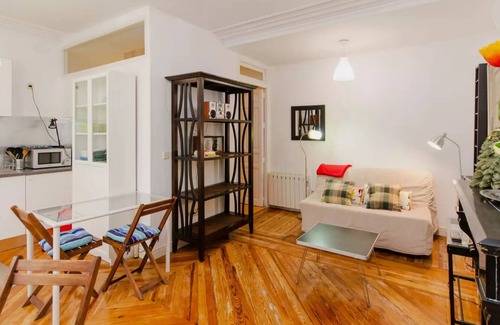 Trafalgar Apartment | Prime Location Apartment Near Bilbao Metro Station