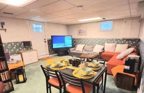 Thornhill House | Experience a Unique Two-Bedroom Retreat with Spa Amenities