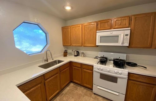 Spring Valley Apartment | Stunning 2 Bedroom Apartment with Vaulted Ceilings & Pool