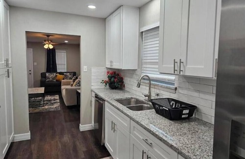 South Arlington House | SUPERHOST/Luxury Comfort Cove/Crib/High Chair! AT&T/6Flags/3.8milesnnn