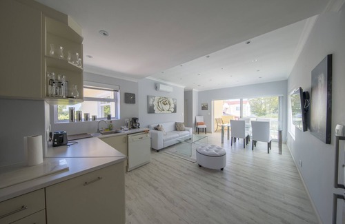 Constantia Apartment | Premier 4-STAR Apartment with Pool & Ocean View Retreat
