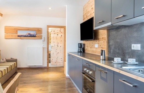 Gudon Apartment | Delightful 'Marialisa Tulpe' Apartment with Mountain View