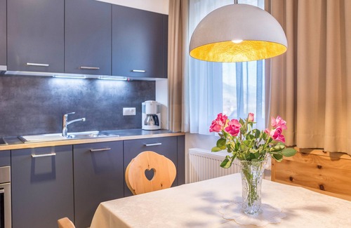 Gudon Apartment | Relaxing Marialisa Apartment with Mountain View & Hot Tub