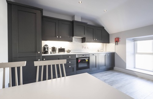 Donaghmore Apartment | Stylish Apartment with Street View at Rooms at the Lower House