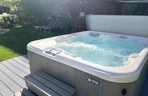 Gudon Apartment | 4-Star Superior Apartment Marialisa Rose with Hot Tub Access