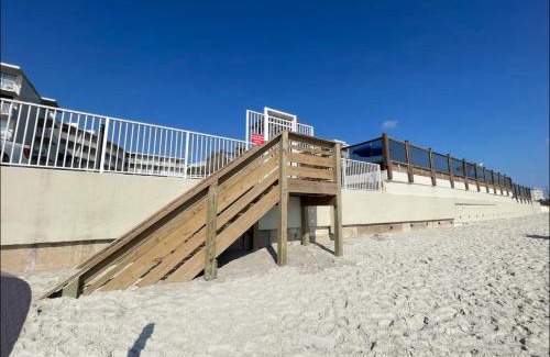 Bostwick Park Apartment | Superior beach studio with Pool Access and free parking