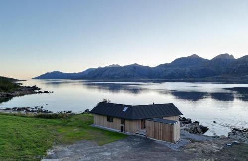 Vestvagøy House | Discover Lofoten's Private Beach Superior Cabin Retreat