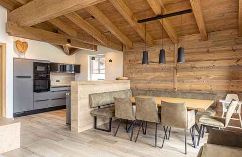 Uttendorf Ski Chalet | Cozy Chalet 2B with Sauna, Lake View & Spa Amenities
