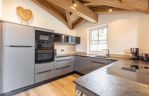 Uttendorf Ski Chalet | Cozy Chalet 2B with Sauna, Lake View & Spa Amenities