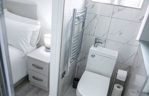 Roundhay Apartment | Ideal Compact Studio Near Top Amenities & Child Friendly