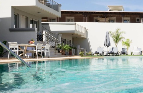 Stavromenos Apartment | Family Apartment with Pool & Ocean View - Rated 10/10