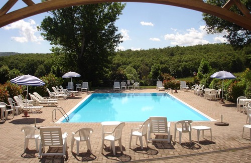 Casole d'Elsa House | Inviting Ground Floor Apartment with Pool View and Breakfast