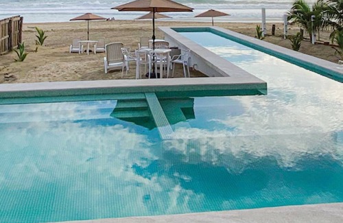 Ixtapa - Zihuatanejo Hotel | Inviting Queen Size Bedroom with Pool Access for Families