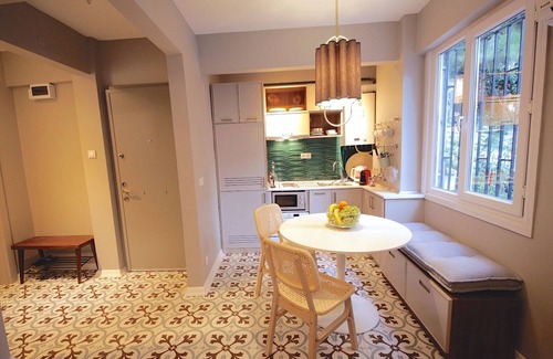 Gumussuyu Mahallesi Apartment | Prime Refurbished Flat with Spa in Central Istanbul