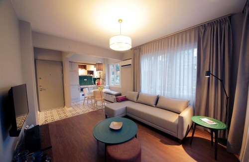 Gumussuyu Mahallesi Apartment | Prime Refurbished Flat with Spa in Central Istanbul