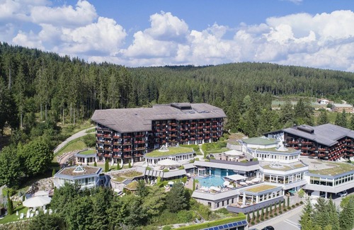 Schluchsee Apartment | Superior Suite with Balcony and Living Room for Your Stay