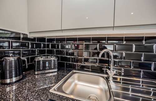 Huddersfield Apartment | Spacious Two Bedroom Apartment with En-suite & Kitchen