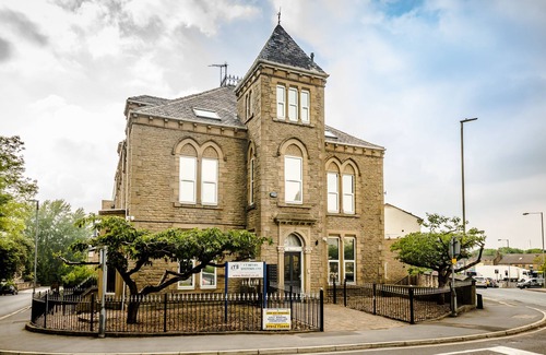 Huddersfield Apartment | Spacious Two Bedroom Apartment with En-suite & Kitchen