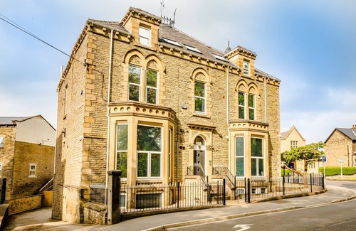 Huddersfield Apartment | Spacious Two Bedroom Apartment with En-suite & Kitchen