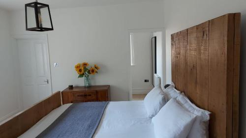 Preston House | Prime City Centre En-Suite Room with Hot Tub & Parking