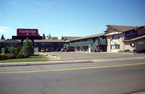 South Lethbridge Hotel | Budget-Friendly Getaway at Superlodge Canada with Breakfast