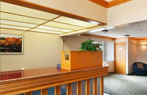 South Lethbridge Hotel | Budget-Friendly Getaway at Superlodge Canada with Breakfast