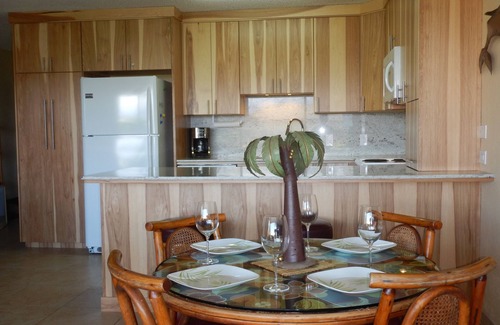 Kihei Condo | Stunning Maui Retreat: Partial Ocean View & Steps to Beach