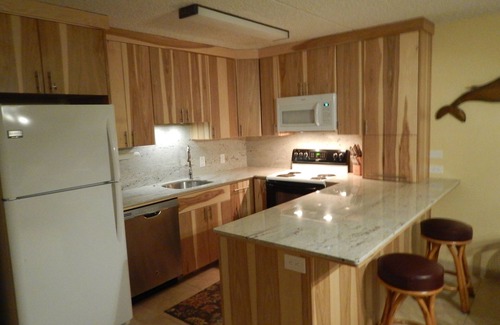Kihei Condo | Stunning Maui Retreat: Partial Ocean View & Steps to Beach