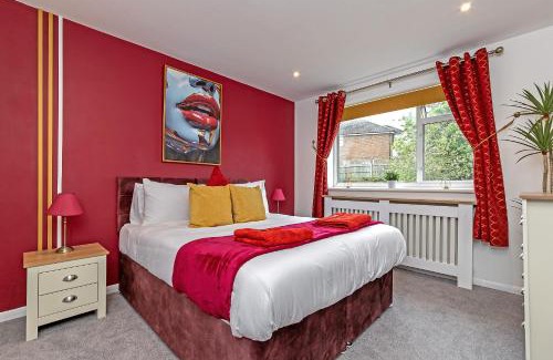 Luton Apartment | Prime Luxury Apartment Near Airport with Free Parking