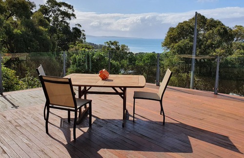 Lorne House | Prime Location - Breathtaking Coastal Views Await You
