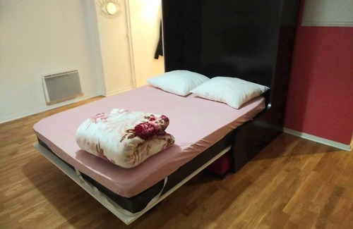 Meaux Apartment | Convenient Studio Near Disneyland with Pool and Breakfast