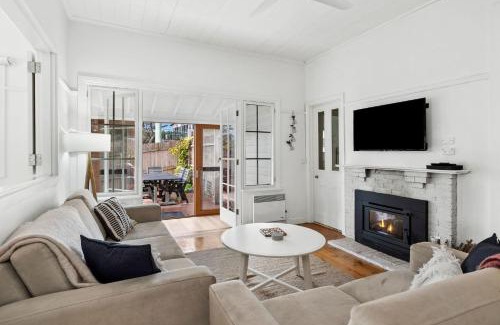 Lorne House | Cozy Retreat at Sur La Mer: Pet & Child Friendly Getaway