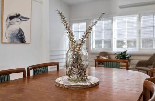 Lorne House | Cozy Retreat at Sur La Mer: Pet & Child Friendly Getaway