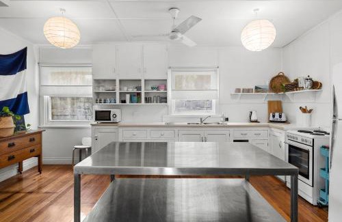 Lorne House | Cozy Retreat at Sur La Mer: Pet & Child Friendly Getaway