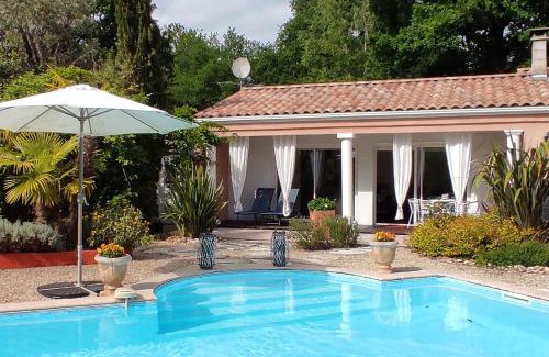 Blanquefort House | Experience the Charm of Sur la route des châteaux du Médoc